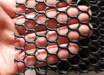 Why use extruded plastic mesh 
